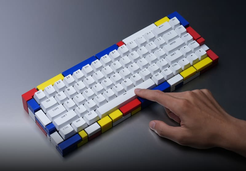 Teclado com teclas impressas em várias cores